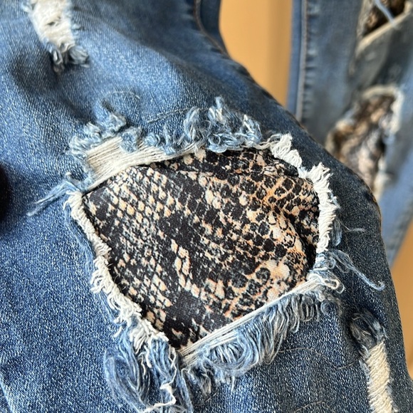 Judy Blue 7/28 Snake Print Patches Distressed Skinny Jeans - Picture 4 of 9